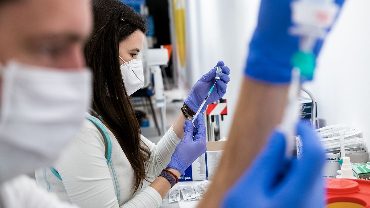 Rekordní počty nakažených covidem v Česku ukázaly, že očkování zabírá